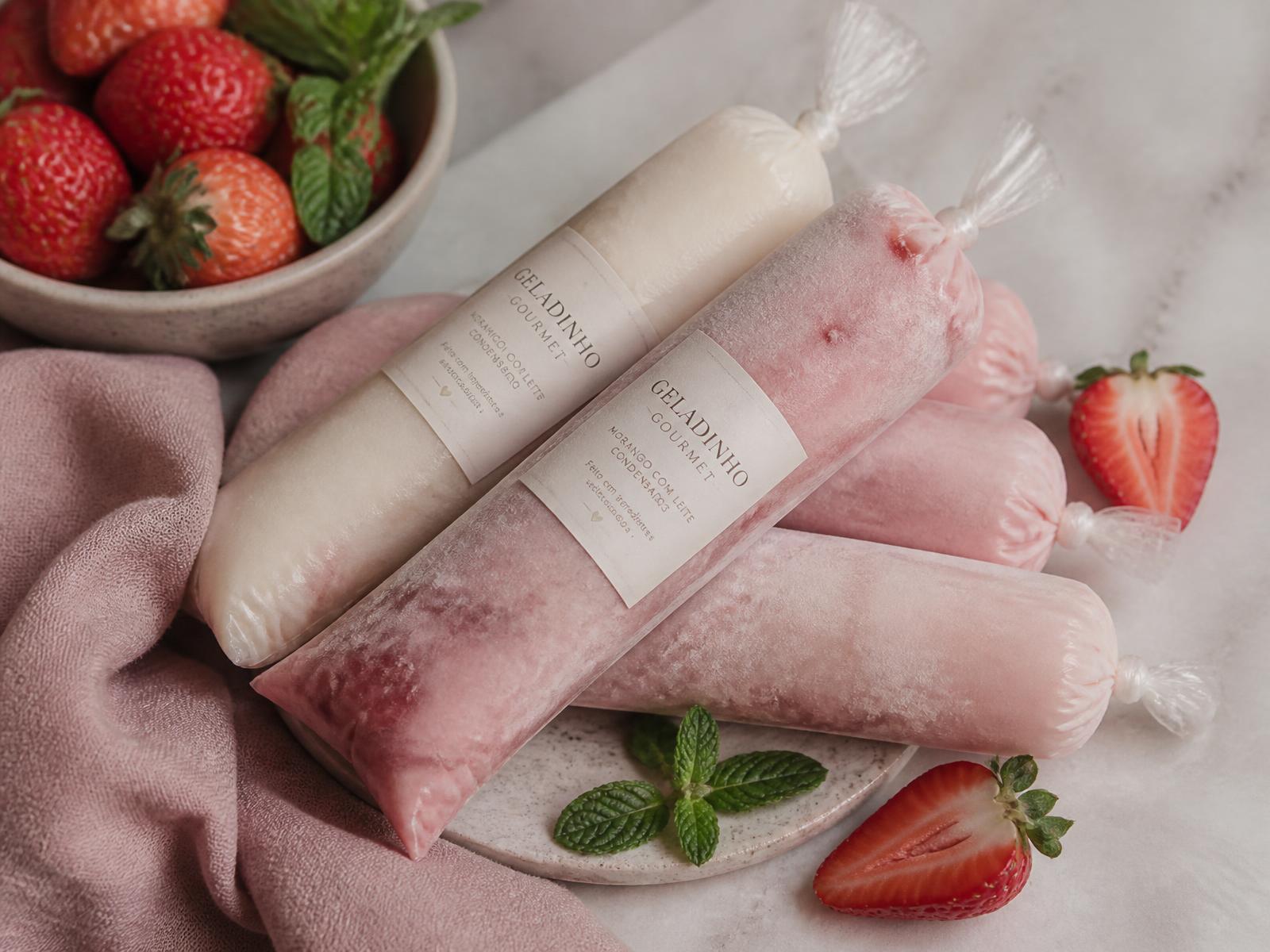 Geladinhos gourmet artesanais de morango e creme sobre mármore